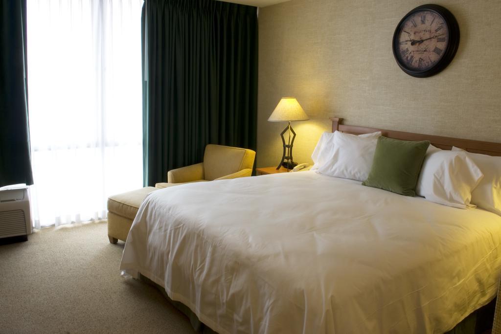 Millennium Cincinnati Room photo